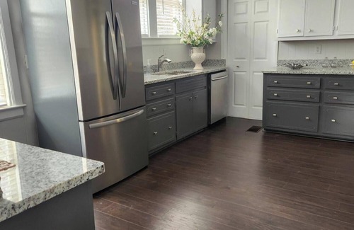 Montgomery Casa | Indulgent Downtown Retreat - Beautiful Historic Home - 10 Guests - 6 Beds