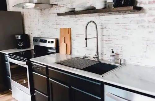 Tri-Cities Casa | Industria - Private ground floor apartment, loaded with amenities.