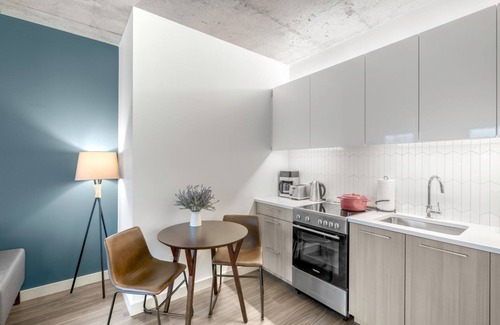 MIT Apartamento | Industrial 1BR near MIT w/ Gym, Doorman, Roof Deck