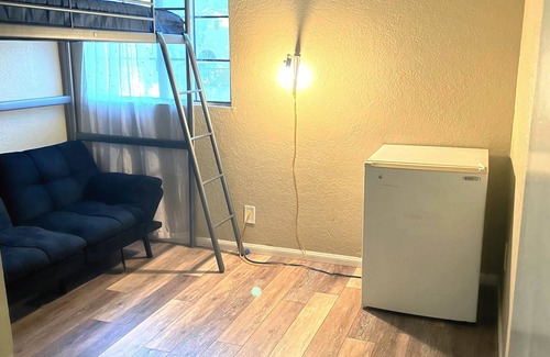 Lake Elsinore Casa | Industrial bachelor bed&bath 6min from lake!