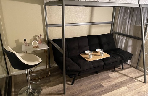 Lake Elsinore Casa | Industrial bachelor bed&bath 6min from lake!