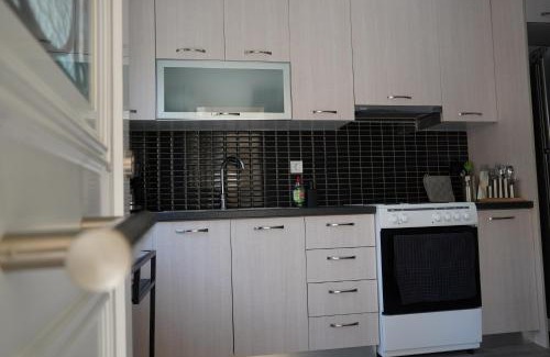 Lesvos Apartamento | Industrial Design Bungalow – 2 min to Center, Wifi