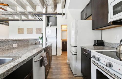 Baton Rouge Apartamento | Industrial Downtown Apartment - 2BD 2BA