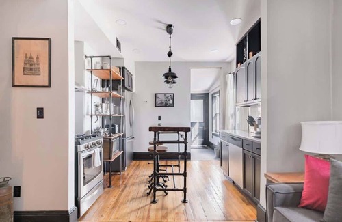 Truxton Circle Condominio | Industrial Loft Offers Historic Feel with Modern Amenities