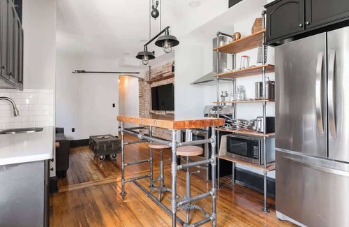 Truxton Circle Condominio | Industrial Loft Offers Historic Feel with Modern Amenities