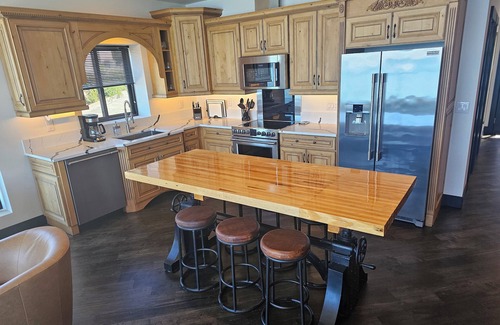 North End Apartamento | Industrial modern house with Water Views – Ideal Tacoma Getaway