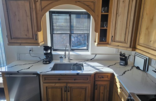 North End Apartamento | Industrial modern house with Water Views – Ideal Tacoma Getaway