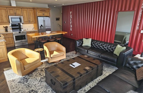 North End Apartamento | Industrial modern house with Water Views – Ideal Tacoma Getaway