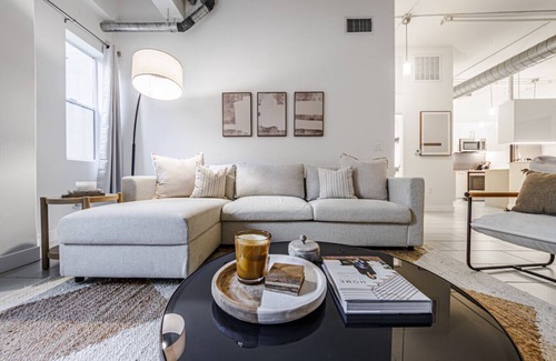 Historic Core Apartamento | Industrial-Style 2BR Condo Downtown LA W/Rooftop