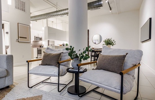 Historic Core Apartamento | Industrial-Style 2BR Condo Downtown LA W/Rooftop