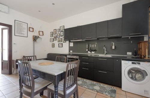 Chinatown Apartamento | Industrial-Style Apartment in Chinatown!