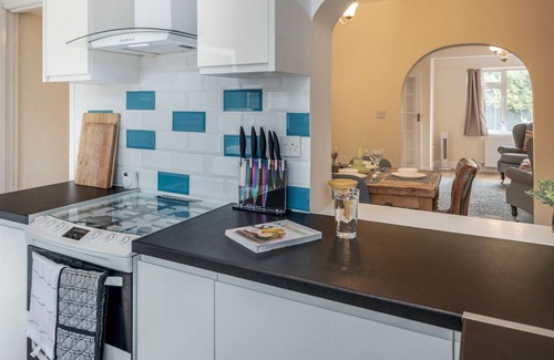 Hatch Lane Casa | Industrial Styled 3-Bed 2 Bath Home London-Chingford/Enfield