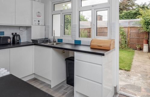 Hatch Lane Casa | Industrial Styled 3-Bed 2 Bath Home London-Chingford/Enfield