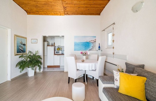 Lozica Apartamento | Indy's Beach Apartments -Two Bedroom Apartment with Balcony and Sea View