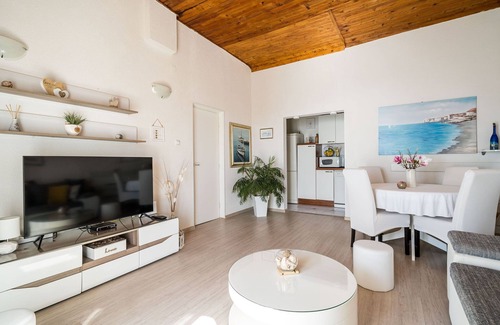 Lozica Apartamento | Indy's Beach Apartments -Two Bedroom Apartment with Balcony and Sea View