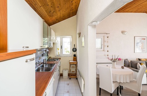 Lozica Apartamento | Indy's Beach Apartments -Two Bedroom Apartment with Balcony and Sea View