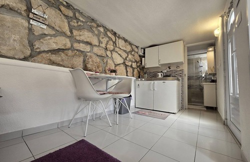 Lozica Apartamento | Indy's Beach Apartments- Studio Apartment with Patio and Sea View