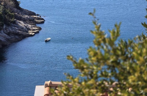 Lozica Apartamento | Indy's Beach Apartments- Studio Apartment with Patio and Sea View