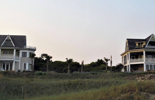 Bald Head Island Casa | Inescapable View es una magnífica propiedad de 7BR / 8BA Dune Ridge con vista al mar.