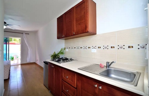 Urbanizacion Tavarez Apartamento | Condominio económico para huéspedes, con piscina e Internet, en el centro de Sosua