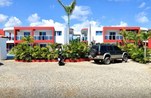 Urbanizacion Tavarez Apartamento | Condominio económico para huéspedes, con piscina e Internet, en el centro de Sosua