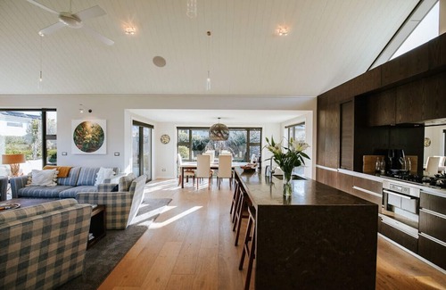 Wanaka Casa | Casa moderna y lujosa con vistas al lago y bañera de hidromasaje.