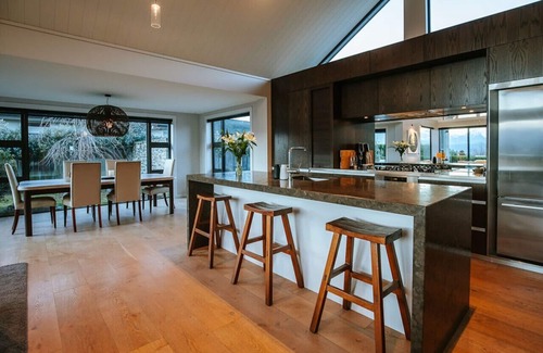 Wanaka Casa | Casa moderna y lujosa con vistas al lago y bañera de hidromasaje.