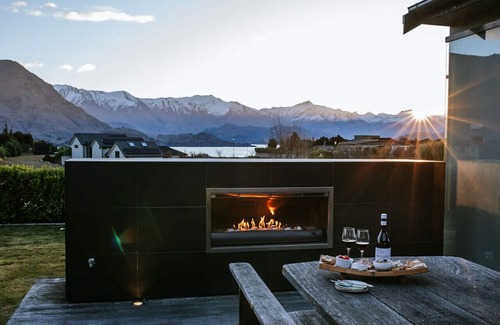 Wanaka Casa | Casa moderna y lujosa con vistas al lago y bañera de hidromasaje.