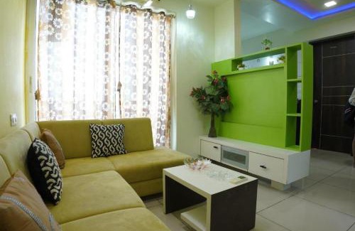 Rajkot Cama Y Desayuno | Infinity Penthouse with Pool, Sauna, Gym