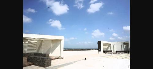 Rajkot Cama Y Desayuno | Infinity Penthouse with Pool, Sauna, Gym