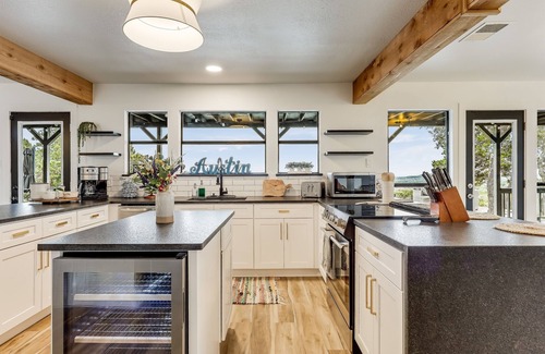 Leander Casa | Infinity Pool Paradise|10-Acre Hill Country Escape