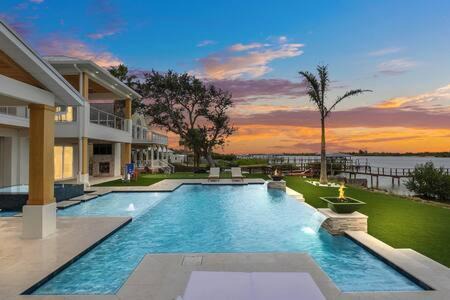 Totem Park Casa | Infinity Pool Paradise I Luxe Waterfront Living