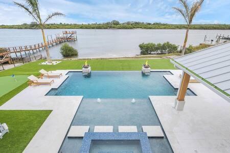 Totem Park Casa | Infinity Pool Paradise I Luxe Waterfront Living