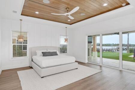 Totem Park Casa | Infinity Pool Paradise I Luxe Waterfront Living