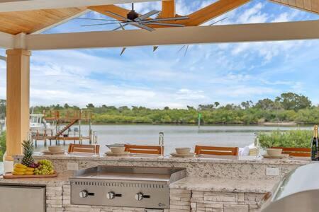 Totem Park Casa | Infinity Pool Paradise I Luxe Waterfront Living