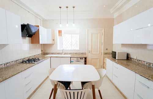 Les Berges du Lac Apartamento | Infinity View: Spacious 3 bd with Lake View