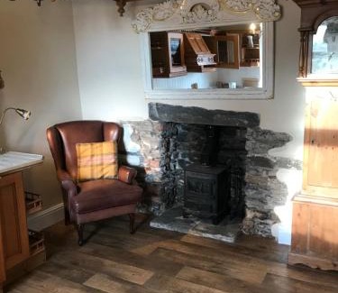 Lindale Casa | Inglenook Cottage