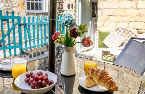Winchcombe Cabaña | Inglenook Cottage, Winchcombe; Dog-friendly Cotswold Retreat with Woodburner
