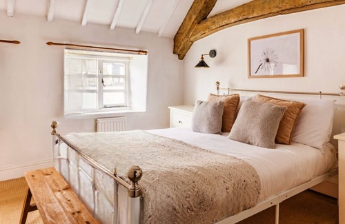 Winchcombe Cabaña | Inglenook Cottage, Winchcombe; Dog-friendly Cotswold Retreat with Woodburner