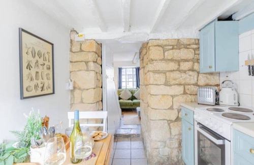 Winchcombe Cabaña | Inglenook Cottage, Winchcombe; Dog-friendly Cotswold Retreat with Woodburner