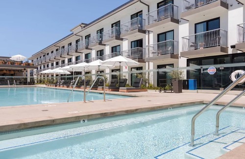 Inglewood Casa | Inglewood Hotel Offering Outdoor Pool | Modern Room w/Balcony