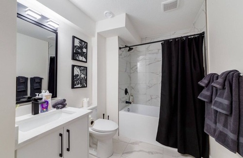 Chestermere Apartamento | "Inky & Rose" Stylish Two Bedroom Lower Suite