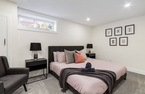Chestermere Apartamento | "Inky & Rose" Stylish Two Bedroom Lower Suite