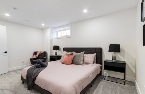 Chestermere Apartamento | "Inky & Rose" Stylish Two Bedroom Lower Suite