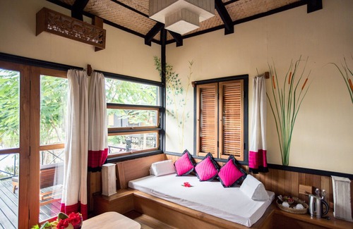 Nyaungshwe Hotel | Inle Heritage Stilt House