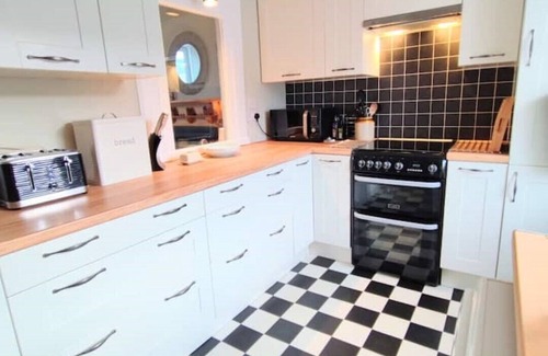 Innerleithen Apartamento | Innerleithen: 3 beds. Garden. Parking. Bike store