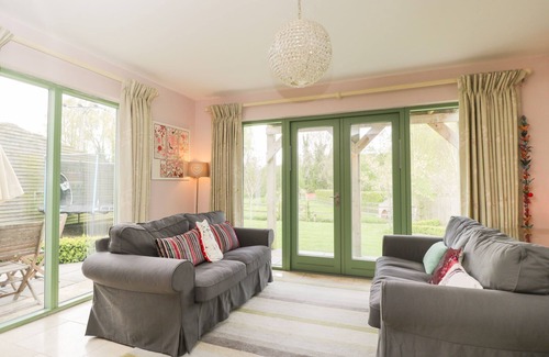 Uffington Casa | INNISFALLEN HOUSE, pet friendly, with open fire in Uffington