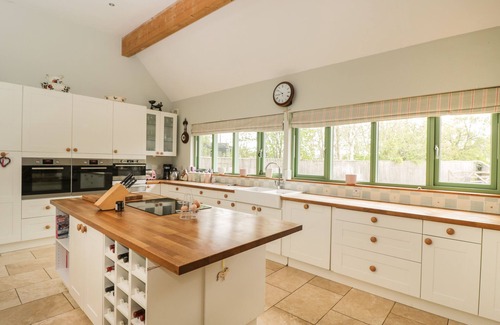 Uffington Casa | INNISFALLEN HOUSE, pet friendly, with open fire in Uffington
