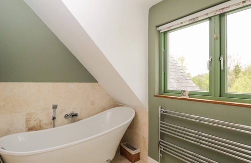 Uffington Casa | INNISFALLEN HOUSE, pet friendly, with open fire in Uffington