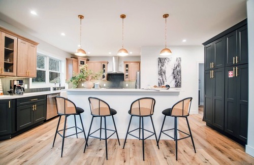 Boyne Falls Casa | Innsbruck Ski&Tee - Designer's Dream, Theater & Arcade & Shuffleboard & Hot Tub